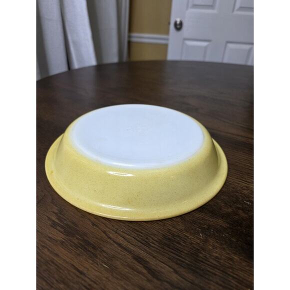 Pyrex Vintage 8.5" Pie Plate Yellow White Milk Glass USA Ovenware Dish 209 - Picture 1 of 16